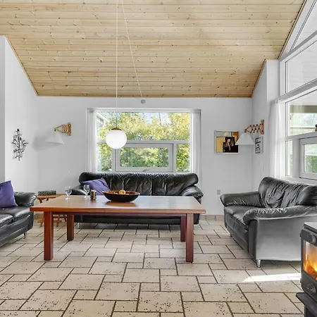 5 Bedroom Cozy Home In Hadsund Holiday home