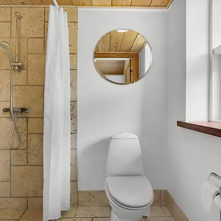 5 Bedroom Cozy In Hadsund * Helberskov
