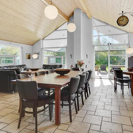 5 Bedroom Cozy Home In Hadsund Helberskov